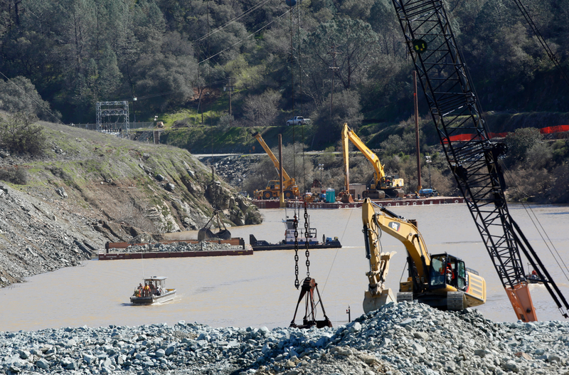 Construction crews are now dredging the river bed near Oroville Dam’s crippled spillway. (Image: AP)